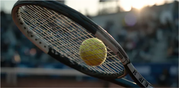 1xBet | Kortta topla birlikte tenis raketi
