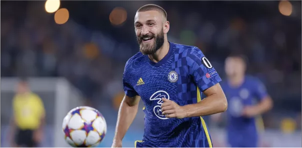 1xBet | Futbol sahasında topla oynayan futbolcu